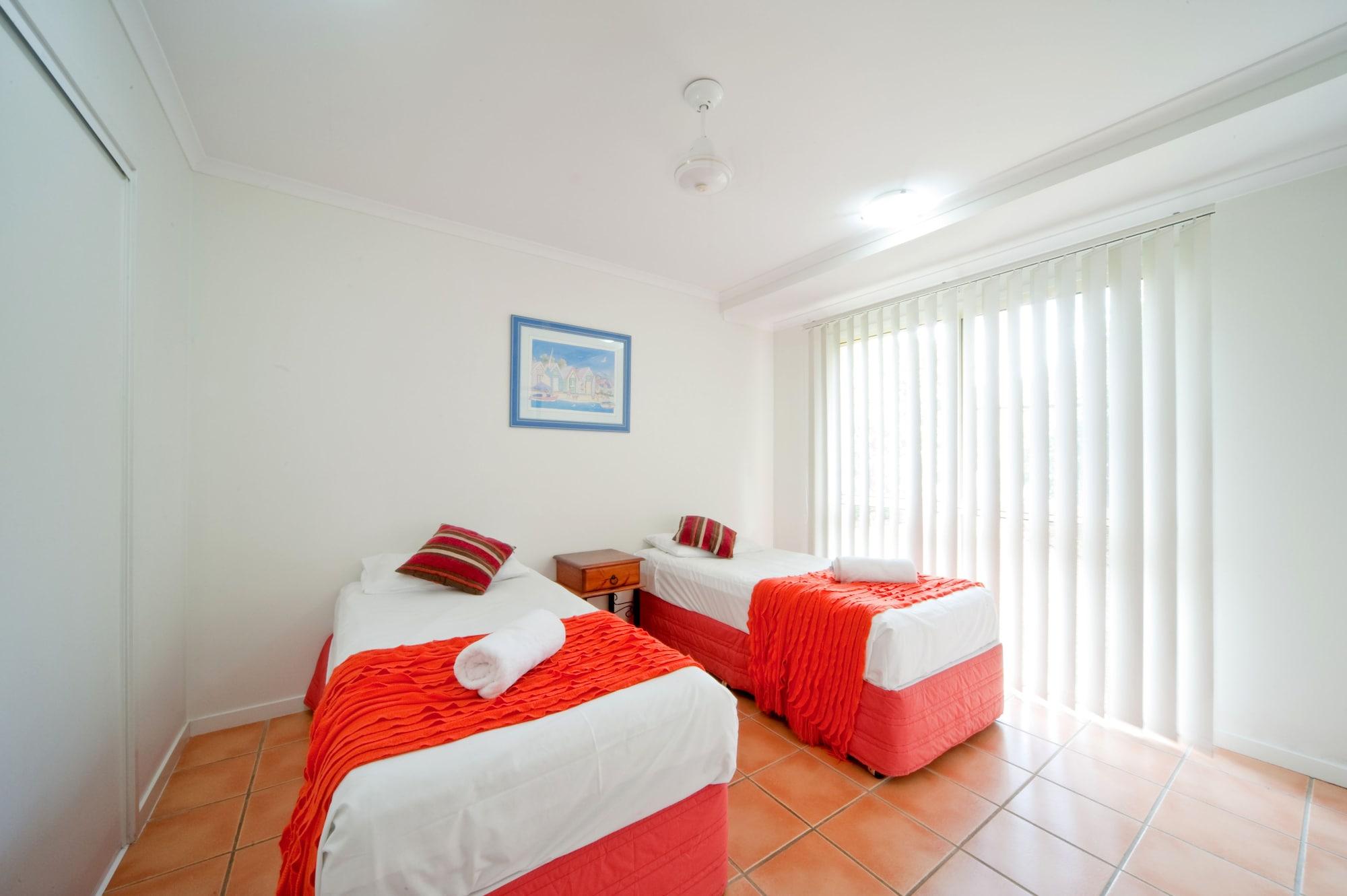 At Beach Court Holiday Villas Airlie Beach Exterior foto
