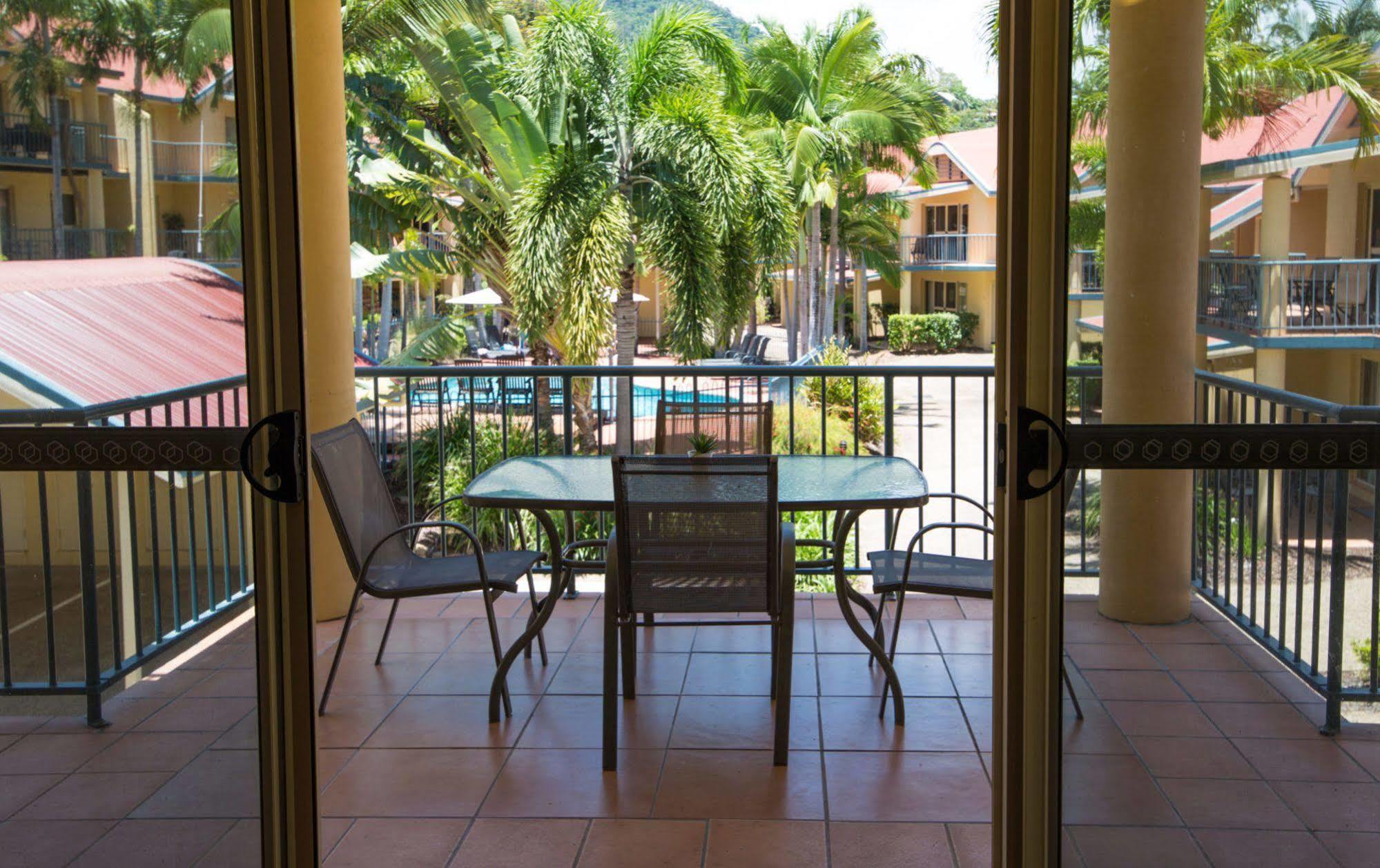 At Beach Court Holiday Villas Airlie Beach Exterior foto