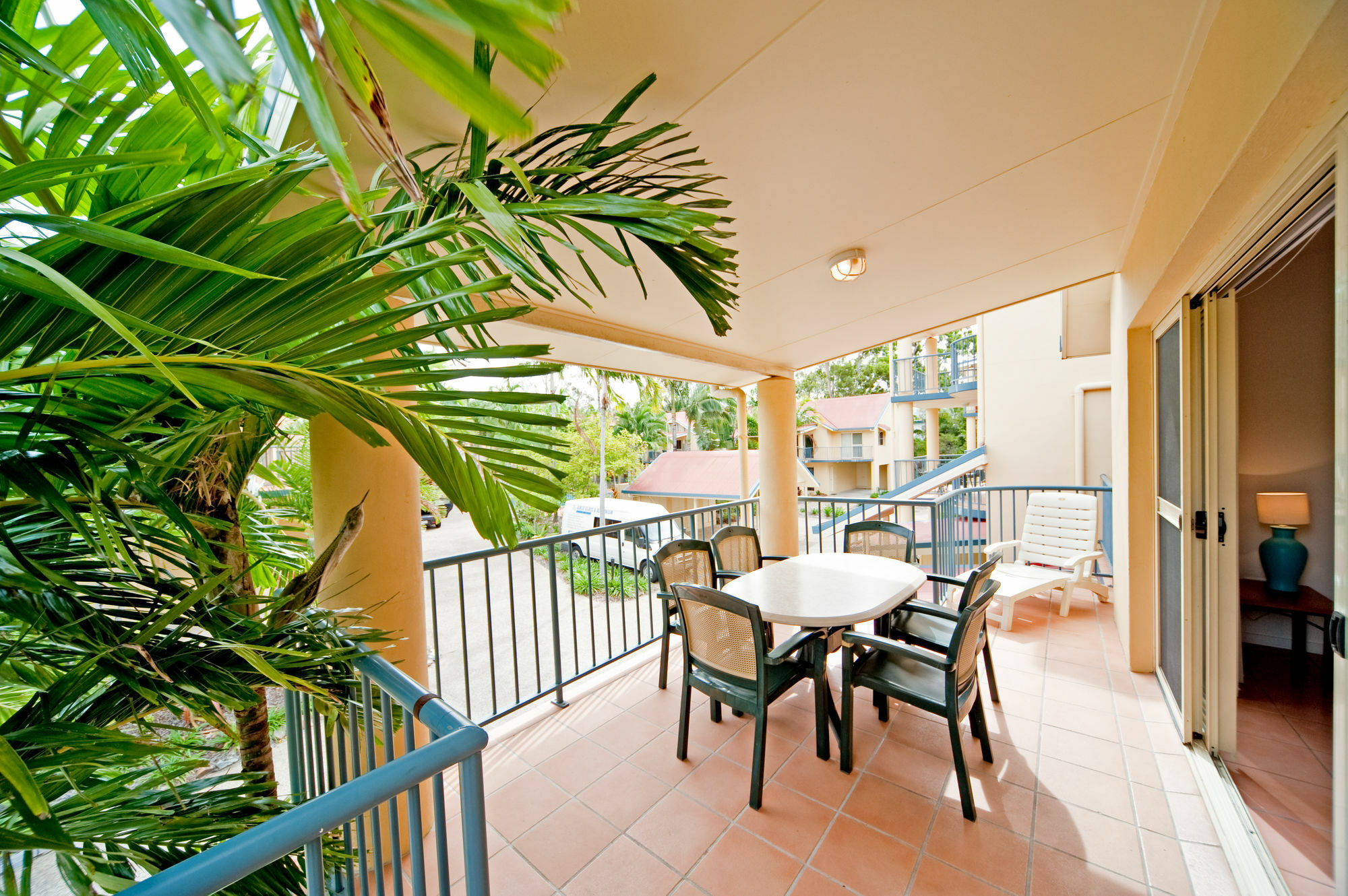 At Beach Court Holiday Villas Airlie Beach Exterior foto